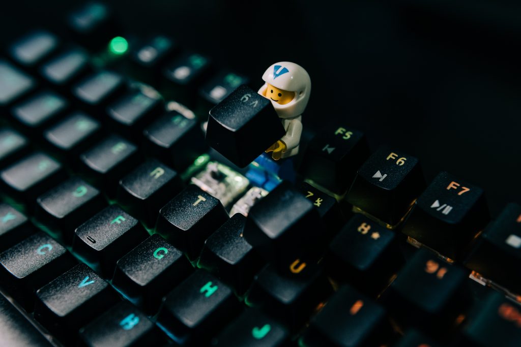 Bonhomme en lego change touche clavier d'ordinateur